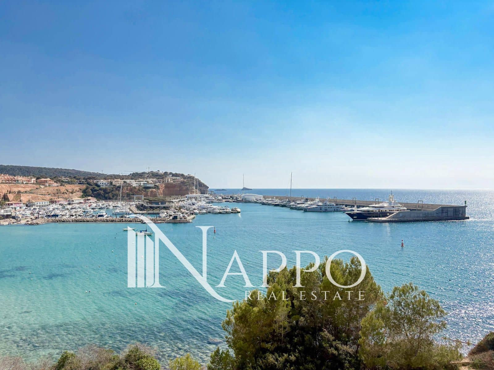 Appartement de 2 chambres à louer à El Toro / Port Adriano - 2 000 € (Ref: 9730686)