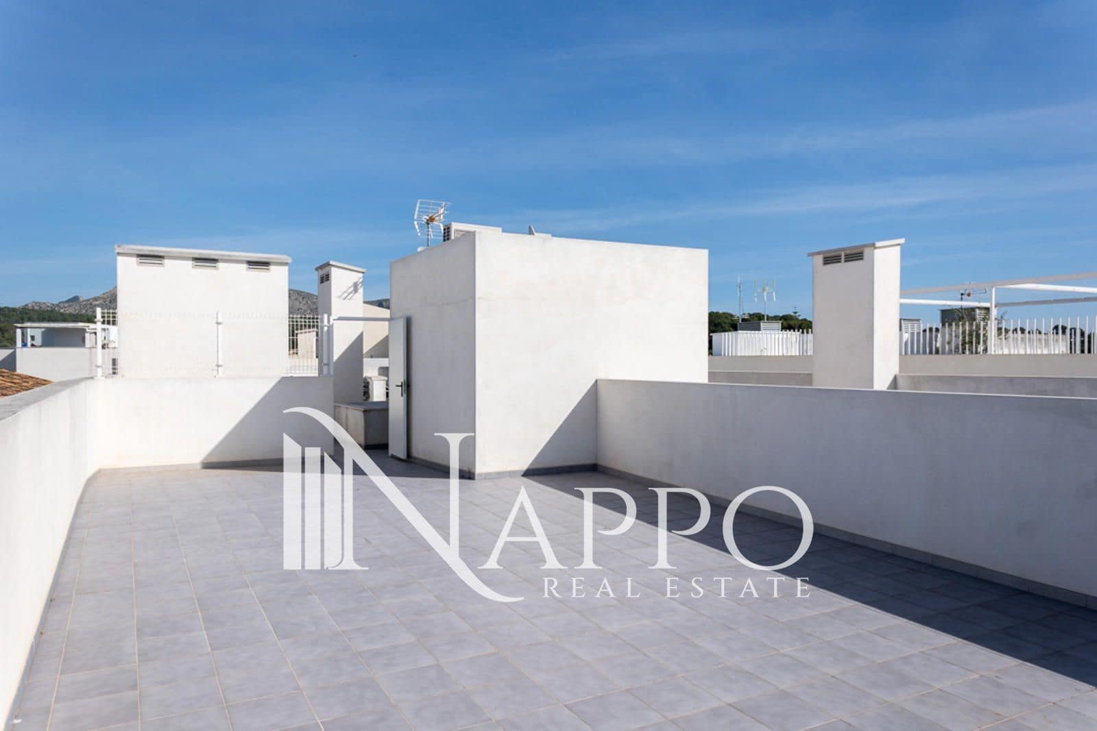 3 quarto Apartamento para arrendar em Puerto de Alcudia - 3 500 € (Ref: 9789628)