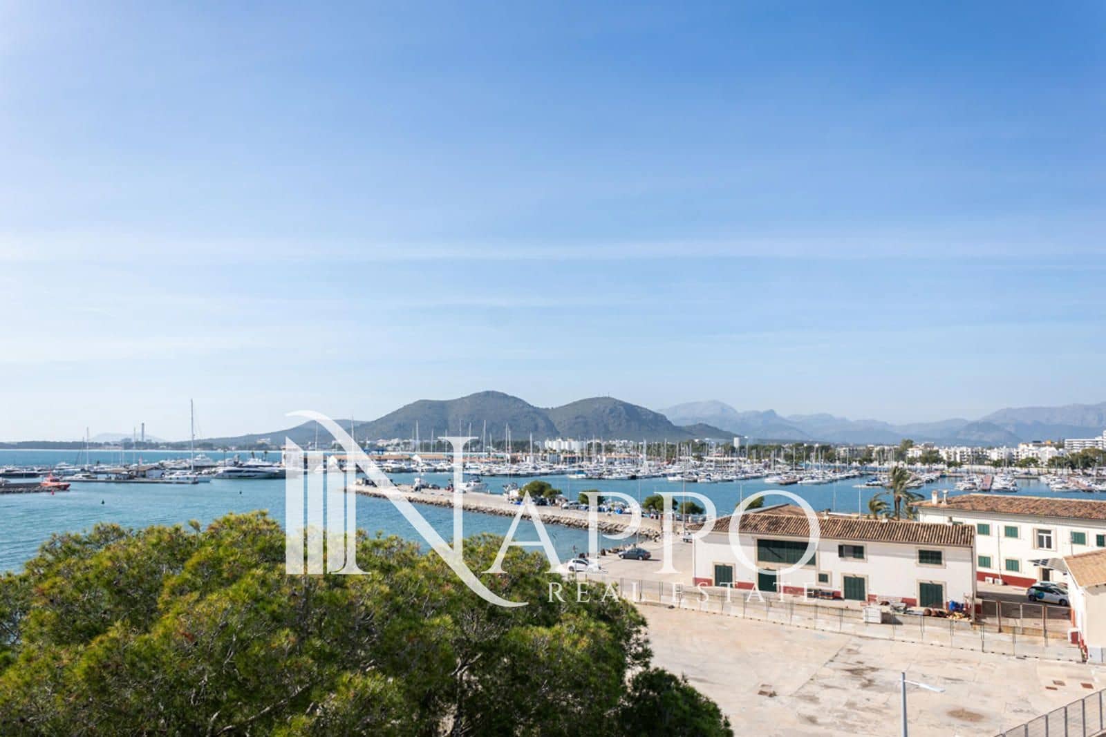 3 quarto Apartamento para arrendar em Puerto de Alcudia - 3 500 € (Ref: 9789628)