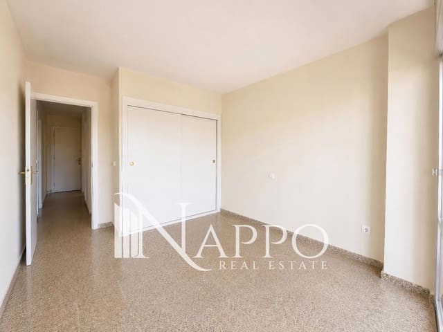 2 bedroom Flat for sale in Palmanova, Calvià with pool garage - € 320,000 (Ref: 9866199)