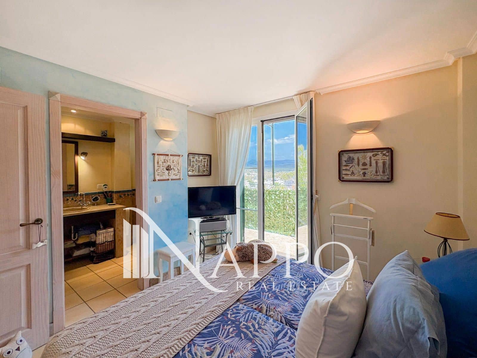 2 bedroom Flat for sale in Santa Ponsa with pool garage - € 849,000 (Ref: 9883585)