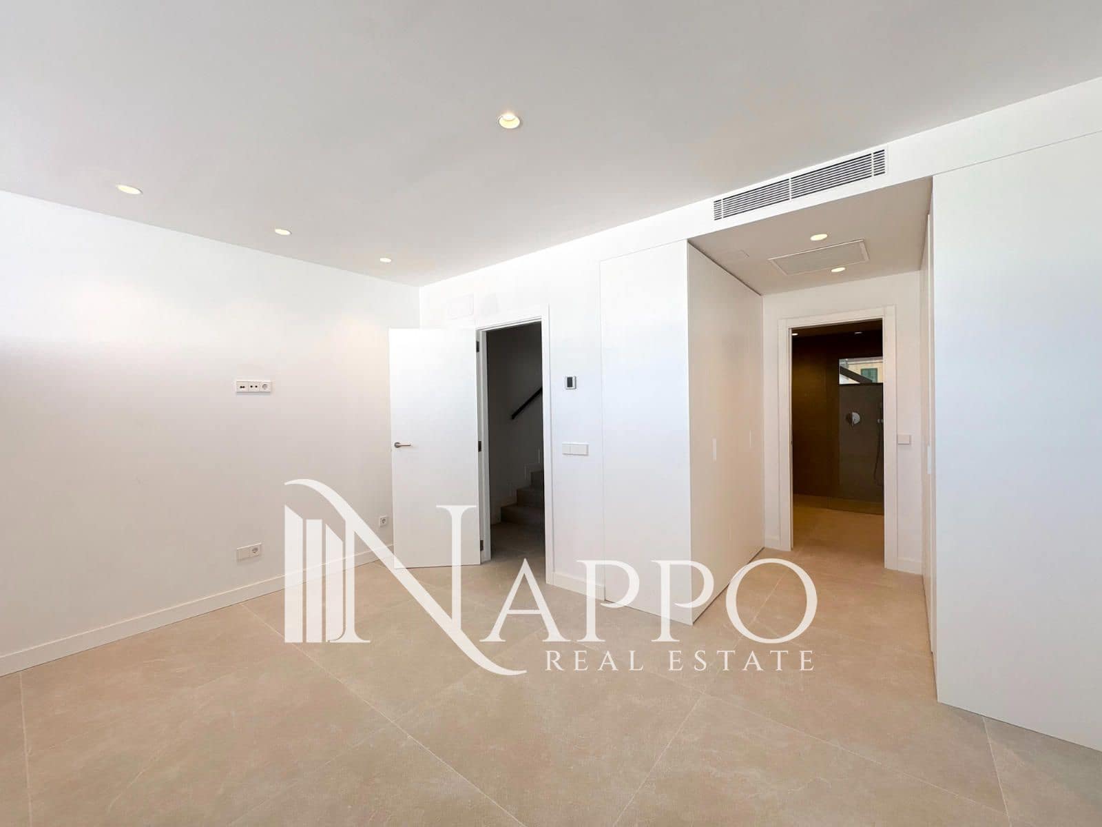 3 bedroom Townhouse for sale in Genova with pool garage - € 1,200,000 (Ref: 9928341)