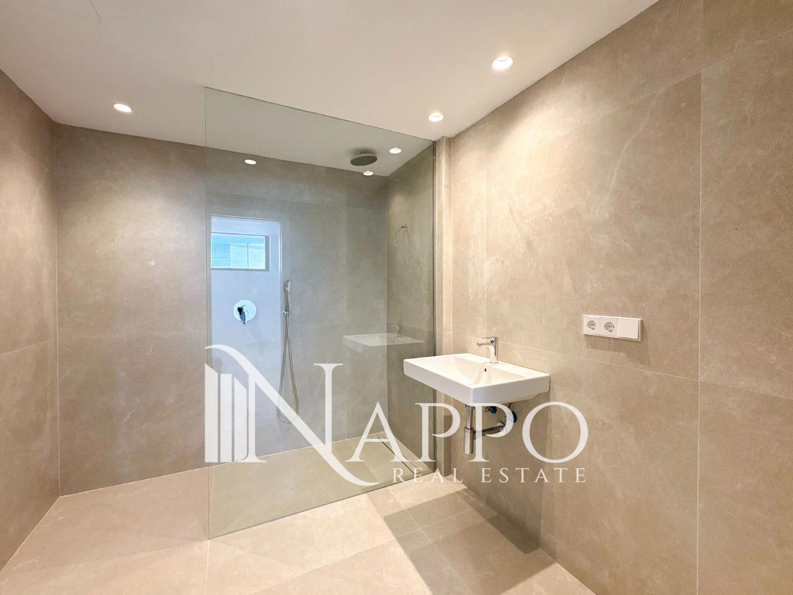 3 bedroom Townhouse for sale in Genova with pool garage - € 1,200,000 (Ref: 9928341)