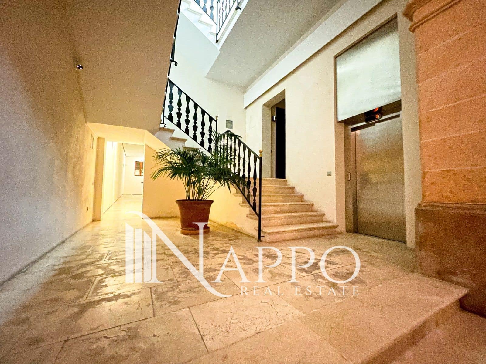 2 soverom Penthouse til leie i Palma de Mallorca med garasje - € 2 500 (Ref: 9977574)