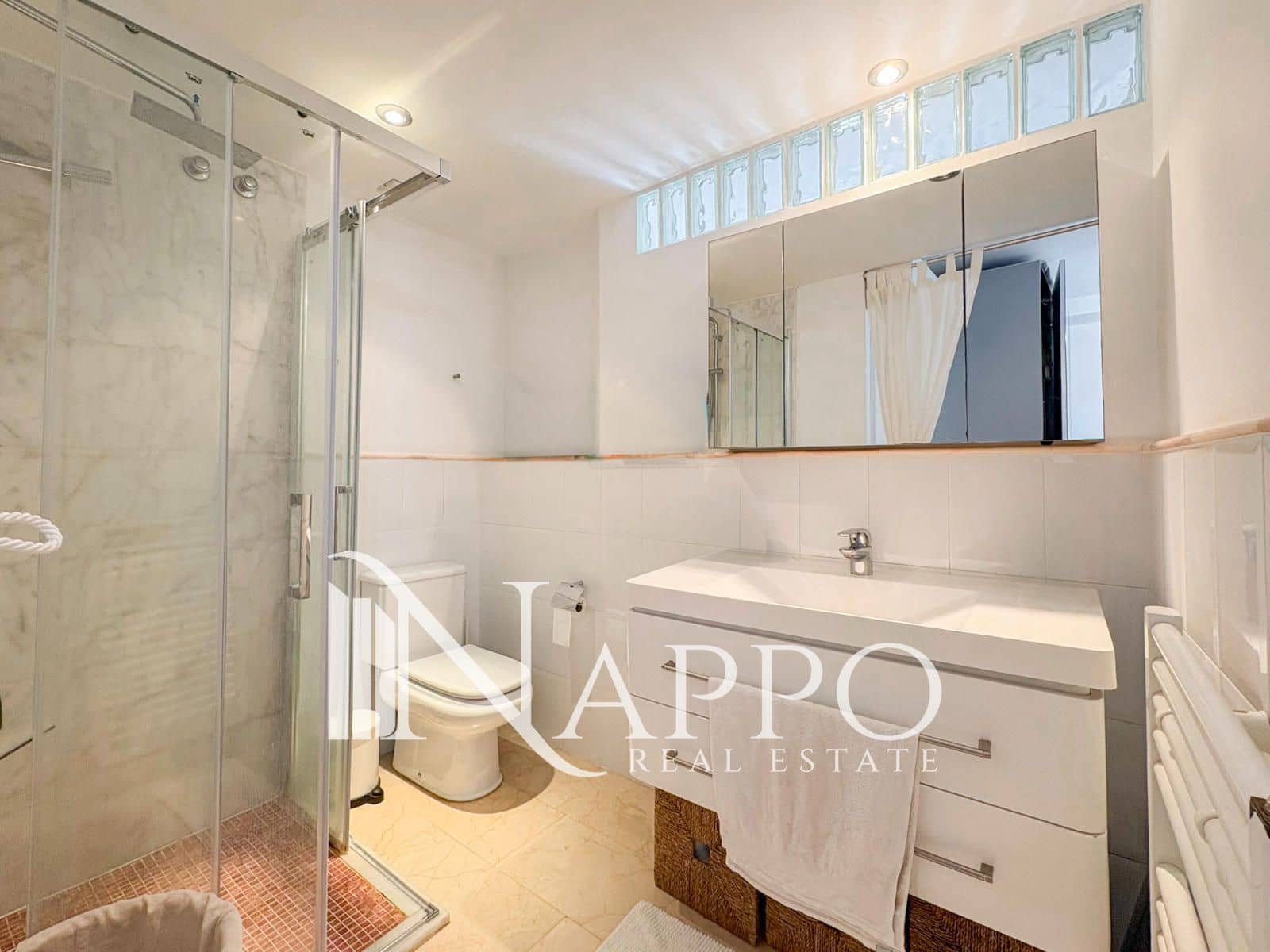 Appartement de 2 chambres à louer à Bendinat avec piscine - 3 500 € (Ref: 9995947)