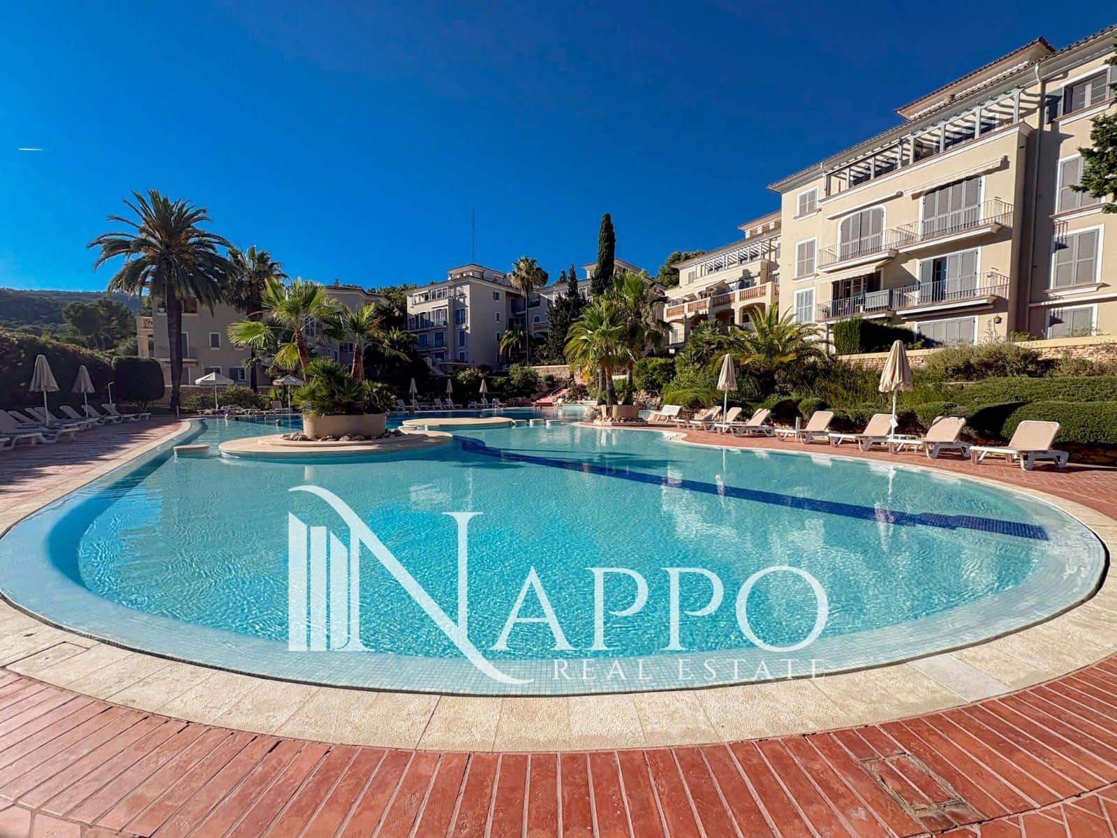 Appartement de 2 chambres à louer à Bendinat avec piscine - 3 500 € (Ref: 9995947)