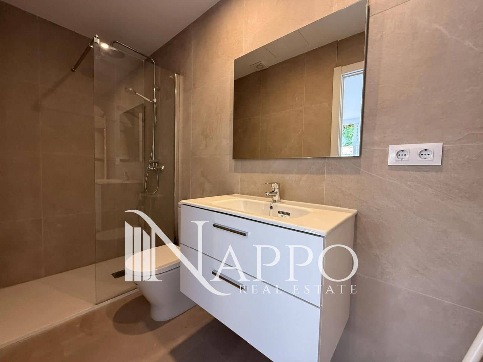 Kaupallinen myytävänä paikassa Palmanova - 240 000 € (Ref: 9996043)