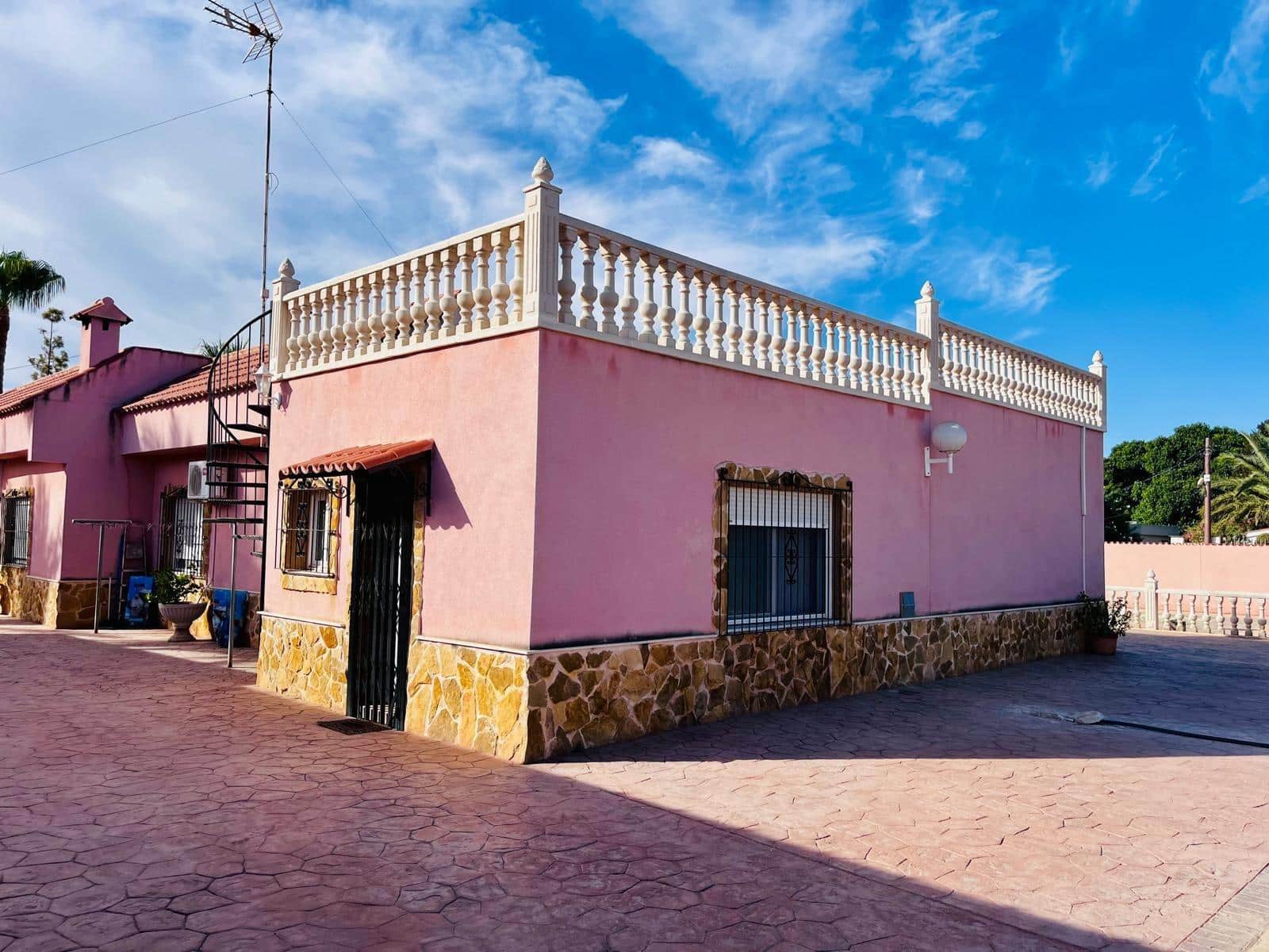 Chalet de 4 habitaciones en Matola en venta con piscina garaje - 550.000 € (Ref: 10062152)