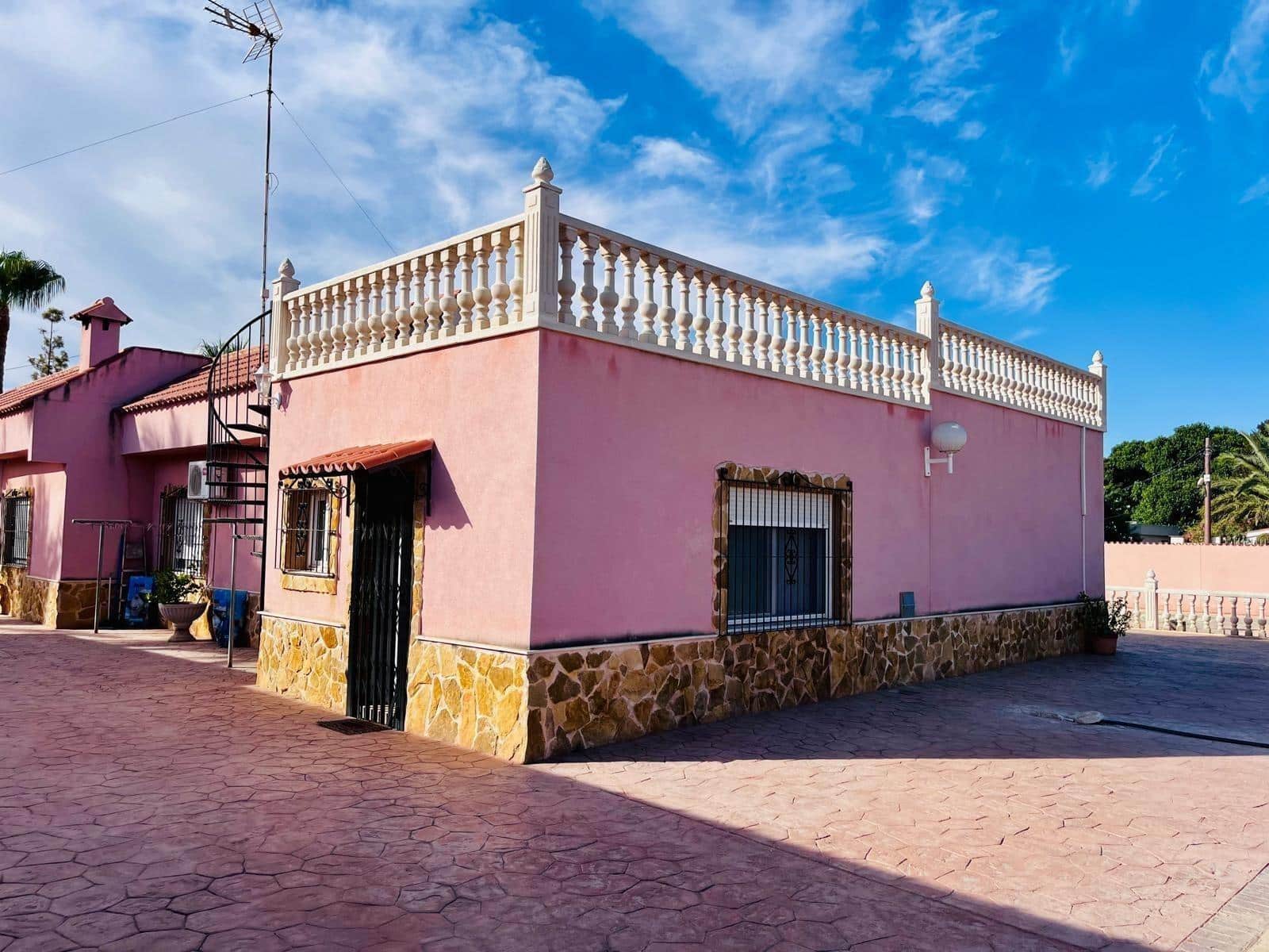 4 bedroom Villa for sale in Matola with pool garage - € 530,000 (Ref: 10062152)