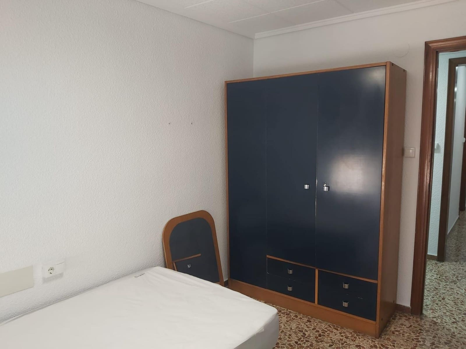 4 Zimmer Apartment zu vermieten in Elche / Elx - 300 € (Ref: 10120054)