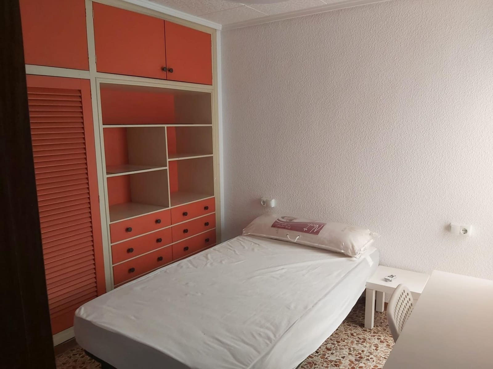 4 Zimmer Apartment zu vermieten in Elche / Elx - 300 € (Ref: 10120054)