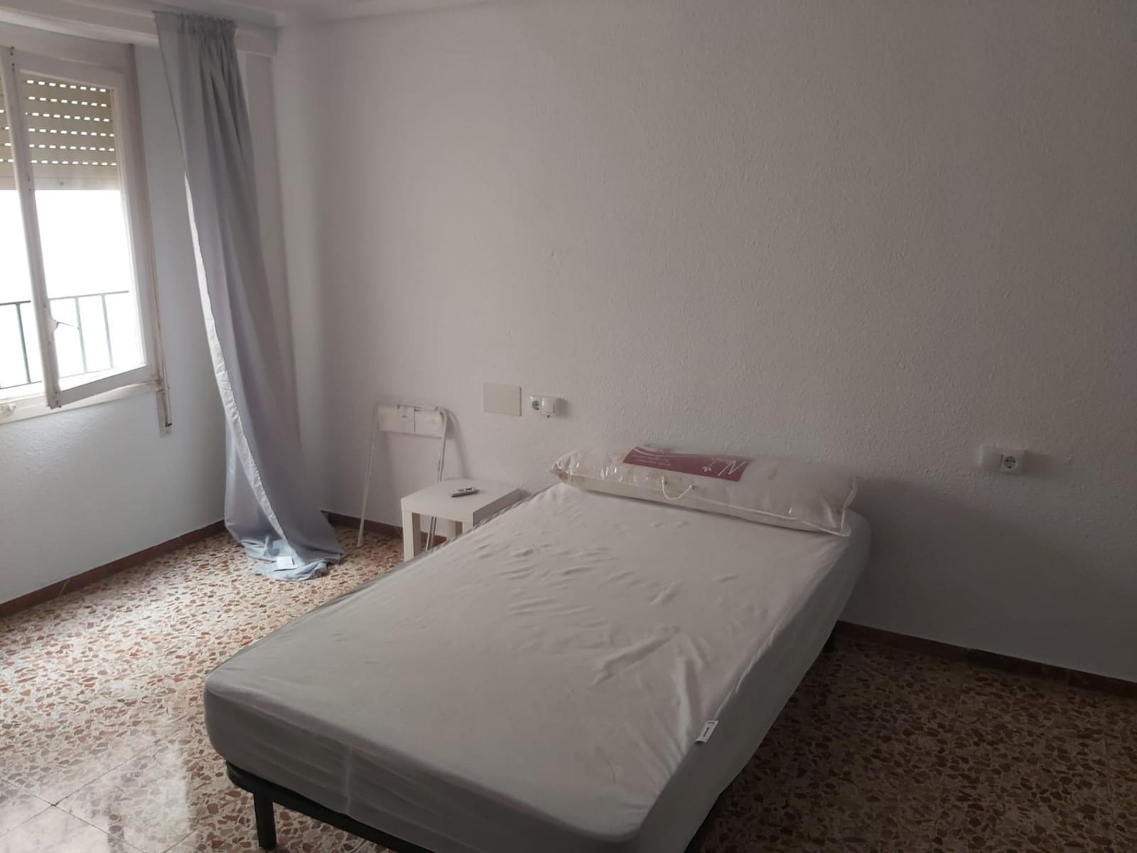 4 Zimmer Apartment zu vermieten in Elche / Elx - 300 € (Ref: 10120054)
