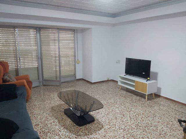 4 Zimmer Apartment zu vermieten in Elche / Elx - 300 € (Ref: 10120054)