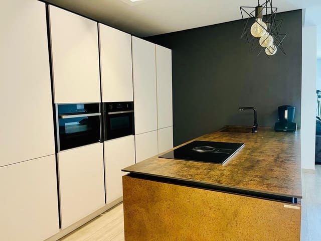 3 makuuhuone Asunto myytävänä paikassa Elche / Elx mukana uima-altaan 
autotalli - 330 000 € (Ref: 9528142)