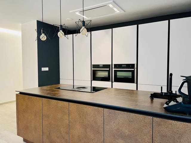 3 makuuhuone Asunto myytävänä paikassa Elche / Elx mukana uima-altaan 
autotalli - 330 000 € (Ref: 9528142)