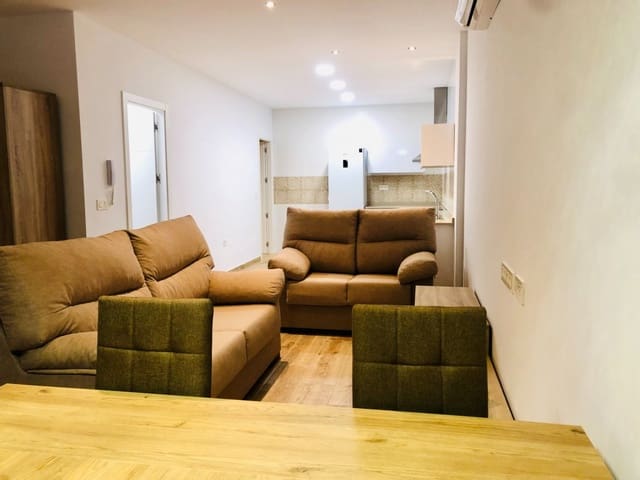 1 makuuhuone Ullakkoasunto vuokrattavana paikassa Elche / Elx - 700 € (Ref: 9528165)