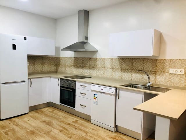 1 makuuhuone Ullakkoasunto vuokrattavana paikassa Elche / Elx - 700 € (Ref: 9528165)