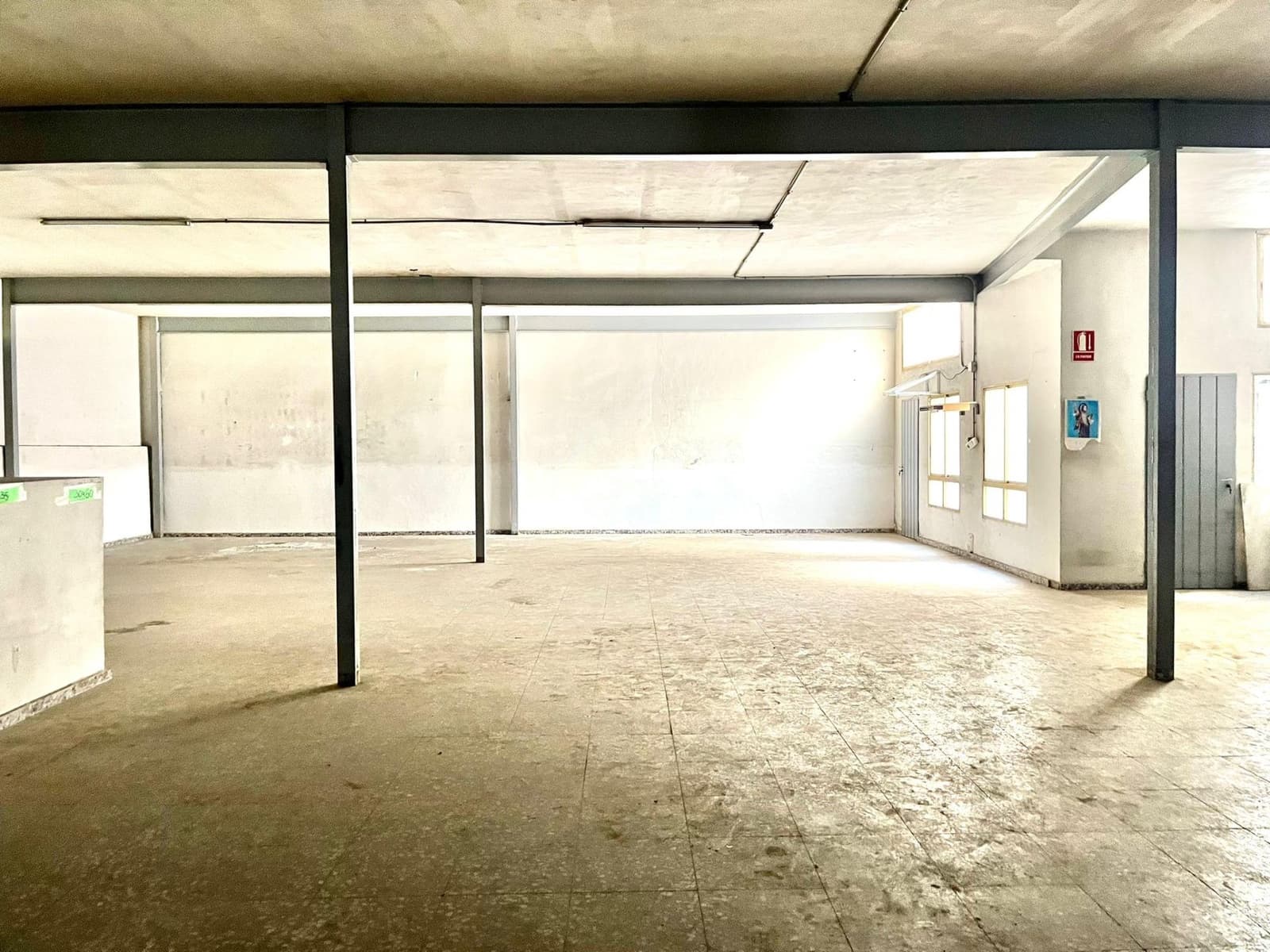 Kommersiell til salgs i Elche / Elx - € 140 000 (Ref: 9541593)