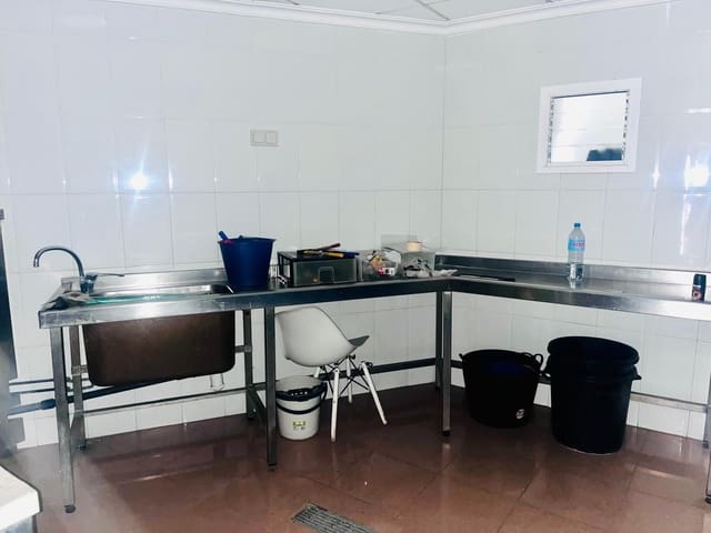 Commercial for sale in Elche / Elx - € 90,000 (Ref: 9608215)