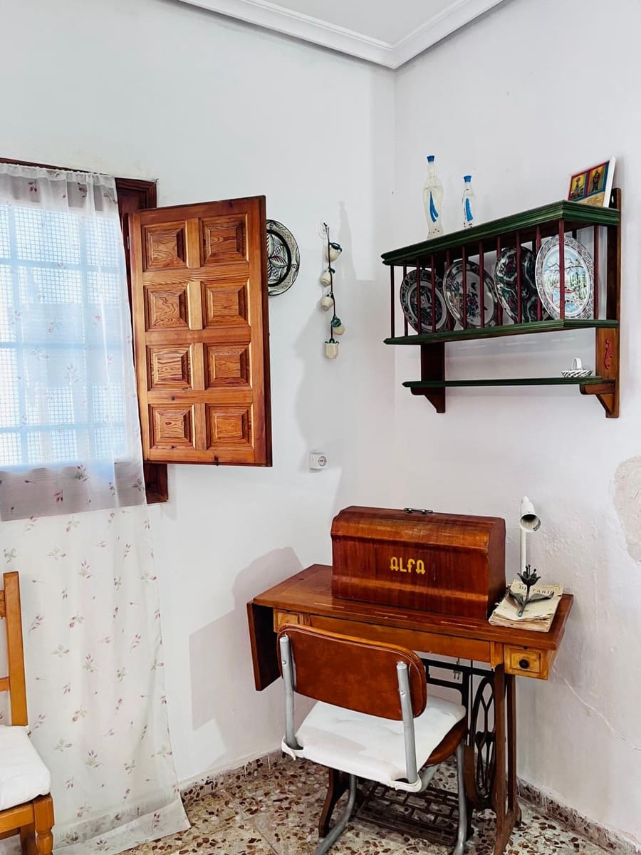 5 bedroom Villa for sale in Elche / Elx with garage - € 300,000 (Ref: 9616043)