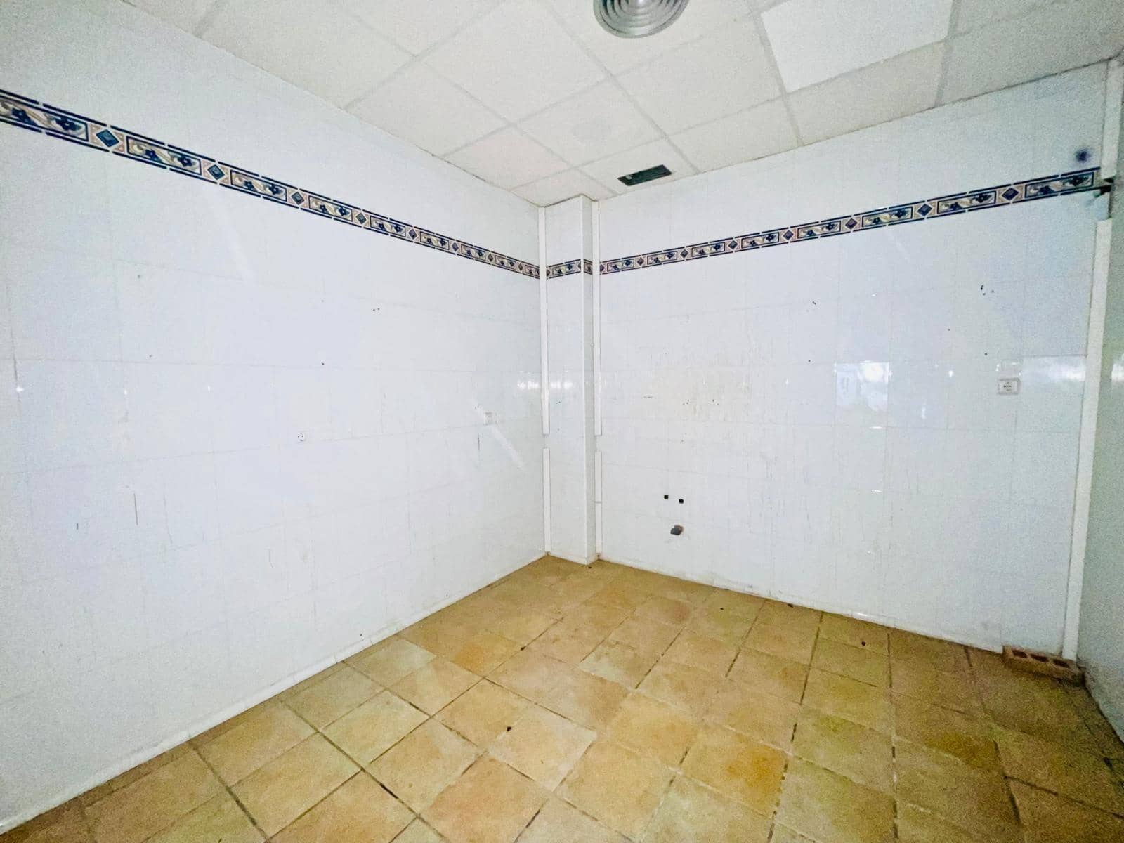 Commercial for sale in Elche / Elx - € 130,000 (Ref: 9683540)