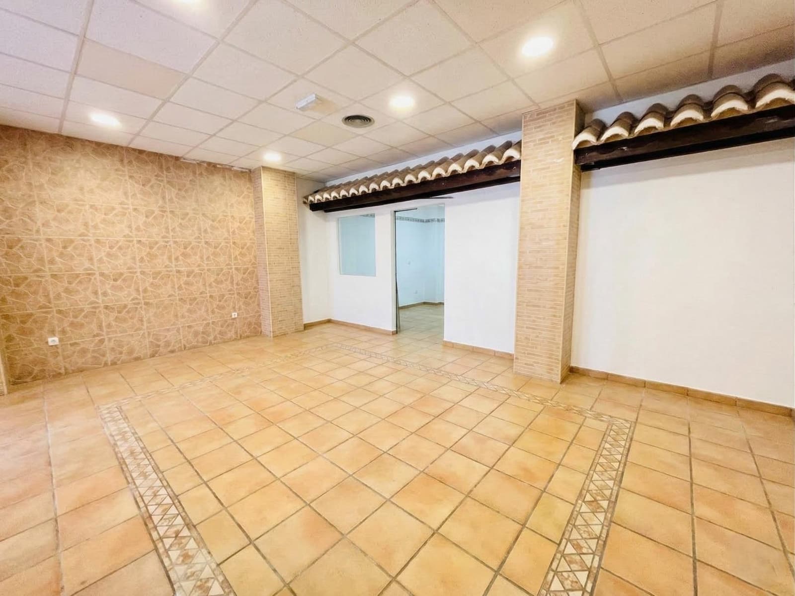 Commercial for sale in Elche / Elx - € 130,000 (Ref: 9683540)