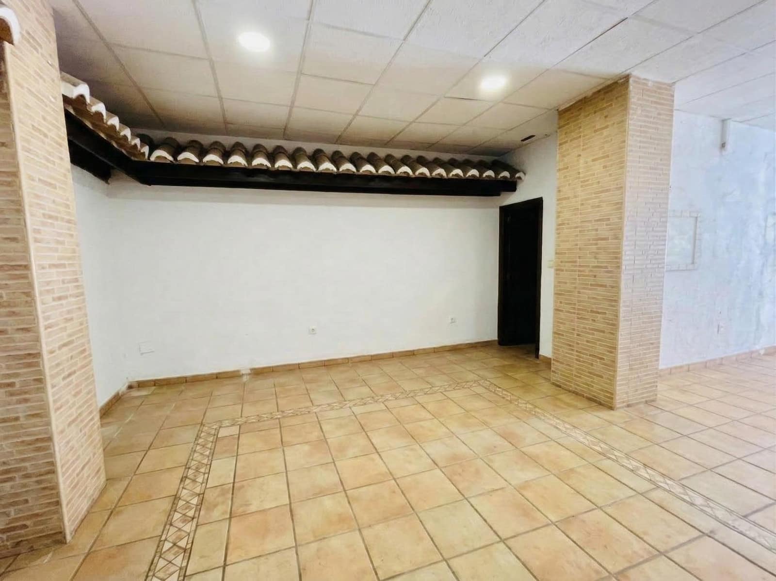 Commercial for sale in Elche / Elx - € 130,000 (Ref: 9683540)