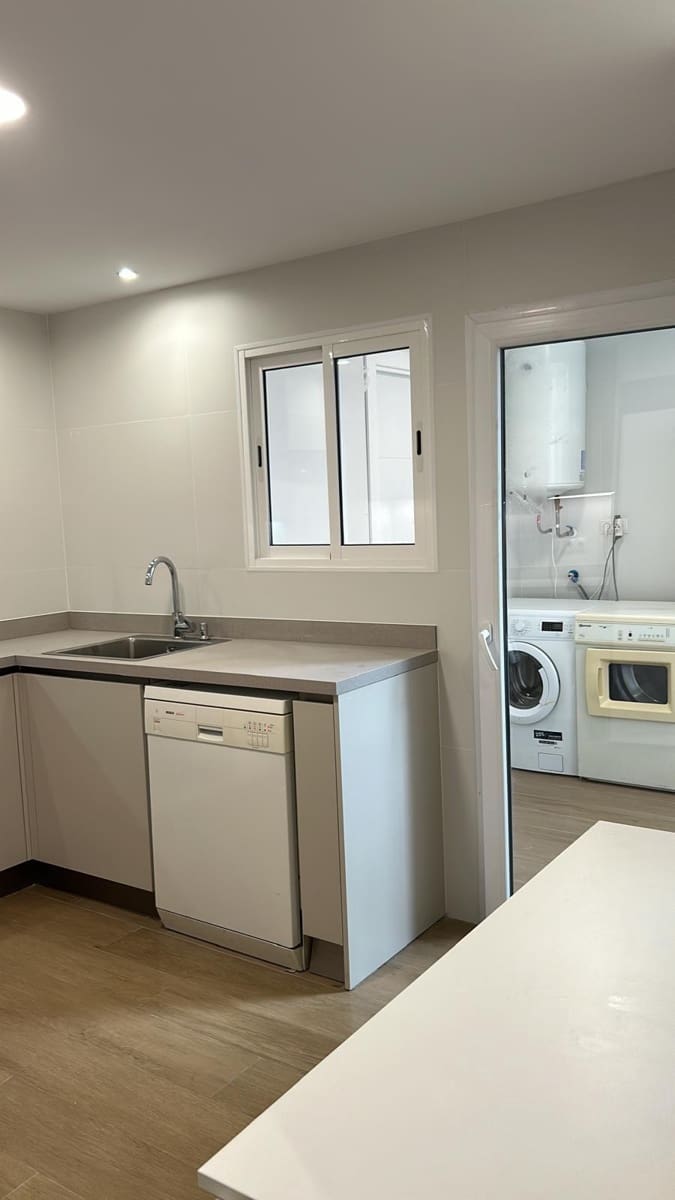 4 slaapkamer Appartement te huur in Elche / Elx - € 385 (Ref: 9778304)