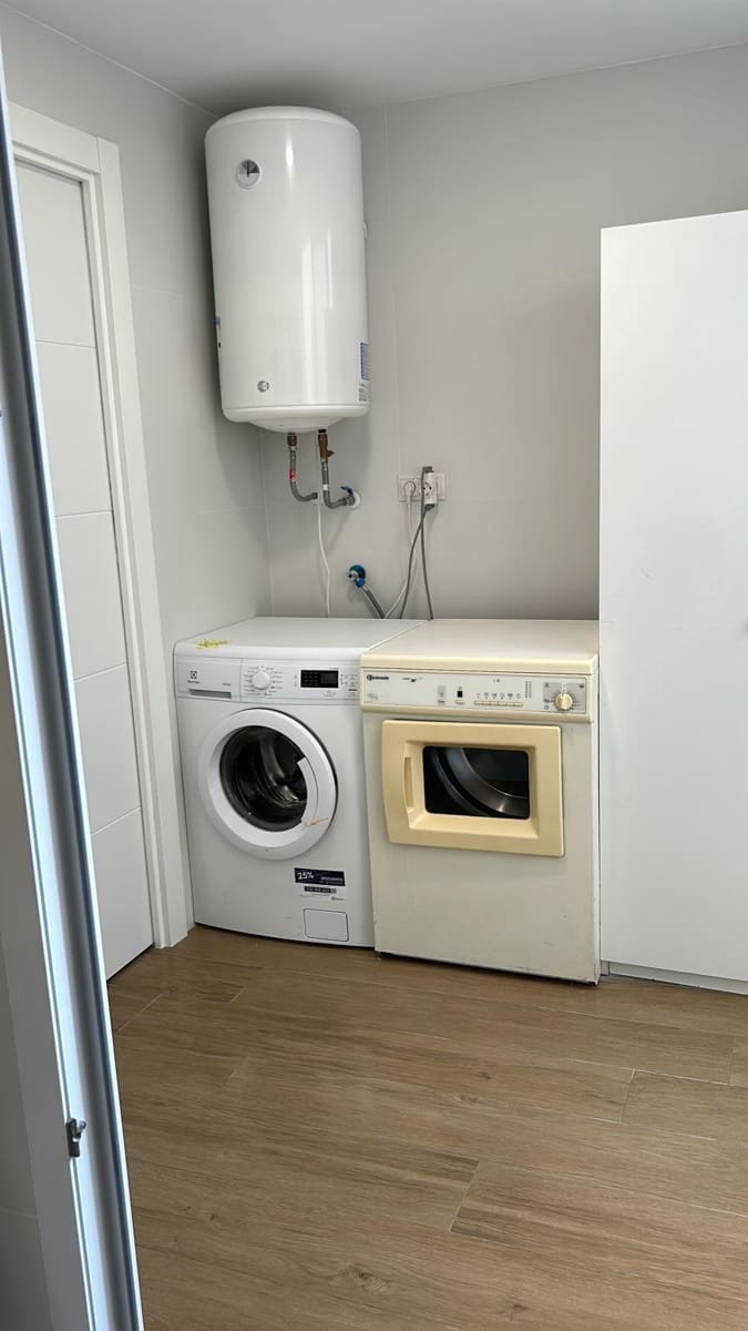 4 slaapkamer Appartement te huur in Elche / Elx - € 385 (Ref: 9778304)