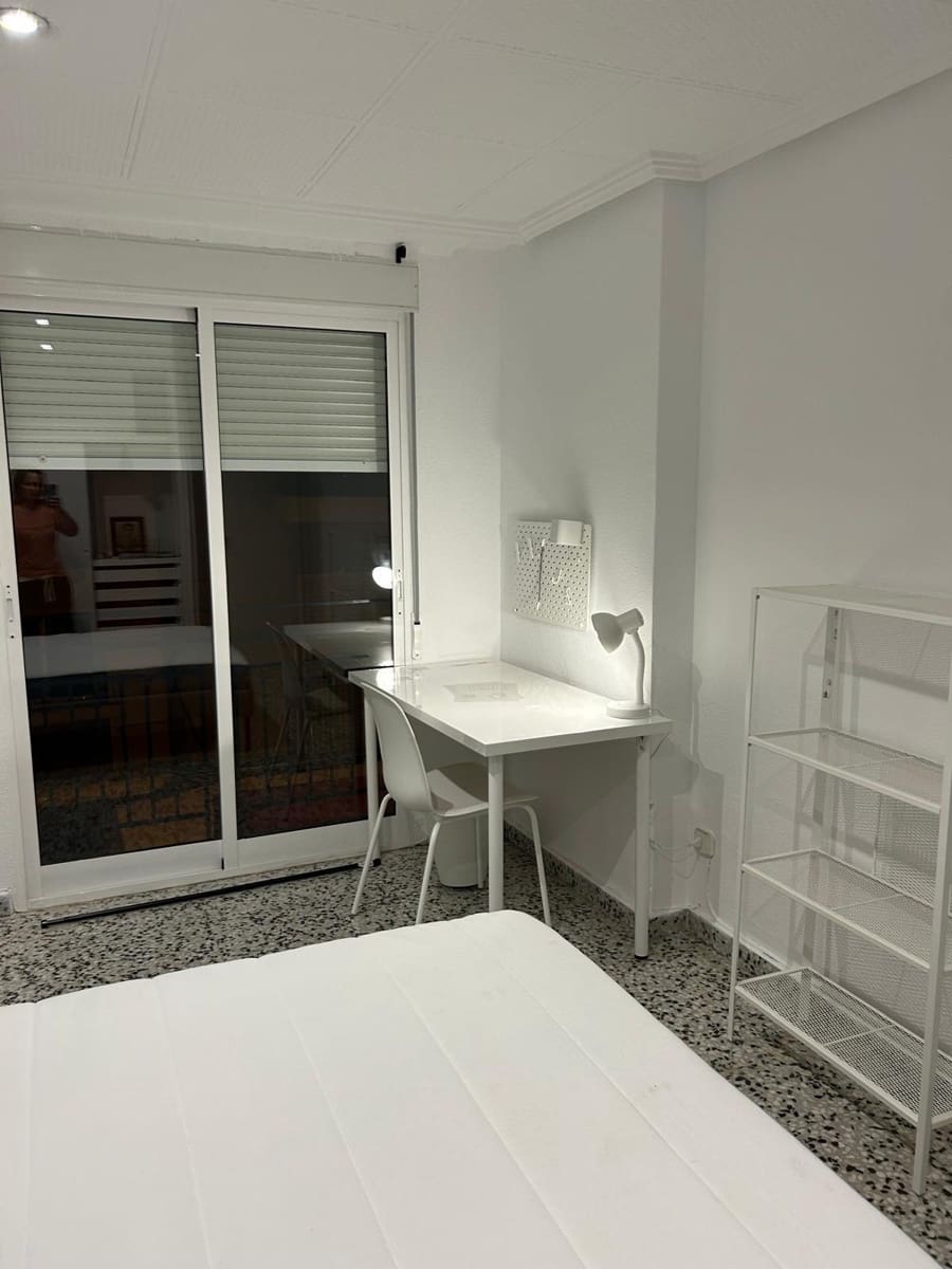 4 slaapkamer Appartement te huur in Elche / Elx - € 385 (Ref: 9778304)