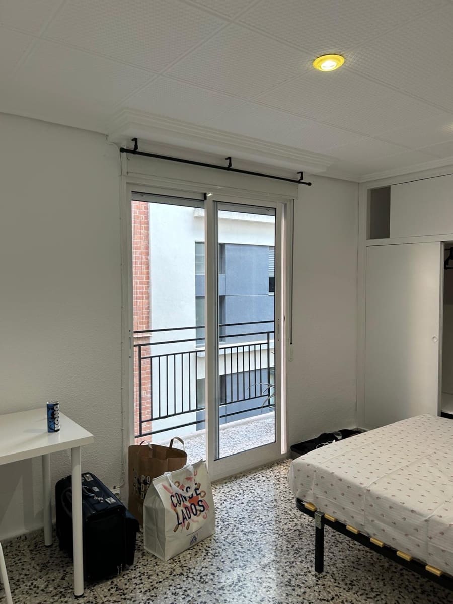 4 slaapkamer Appartement te huur in Elche / Elx - € 385 (Ref: 9778304)