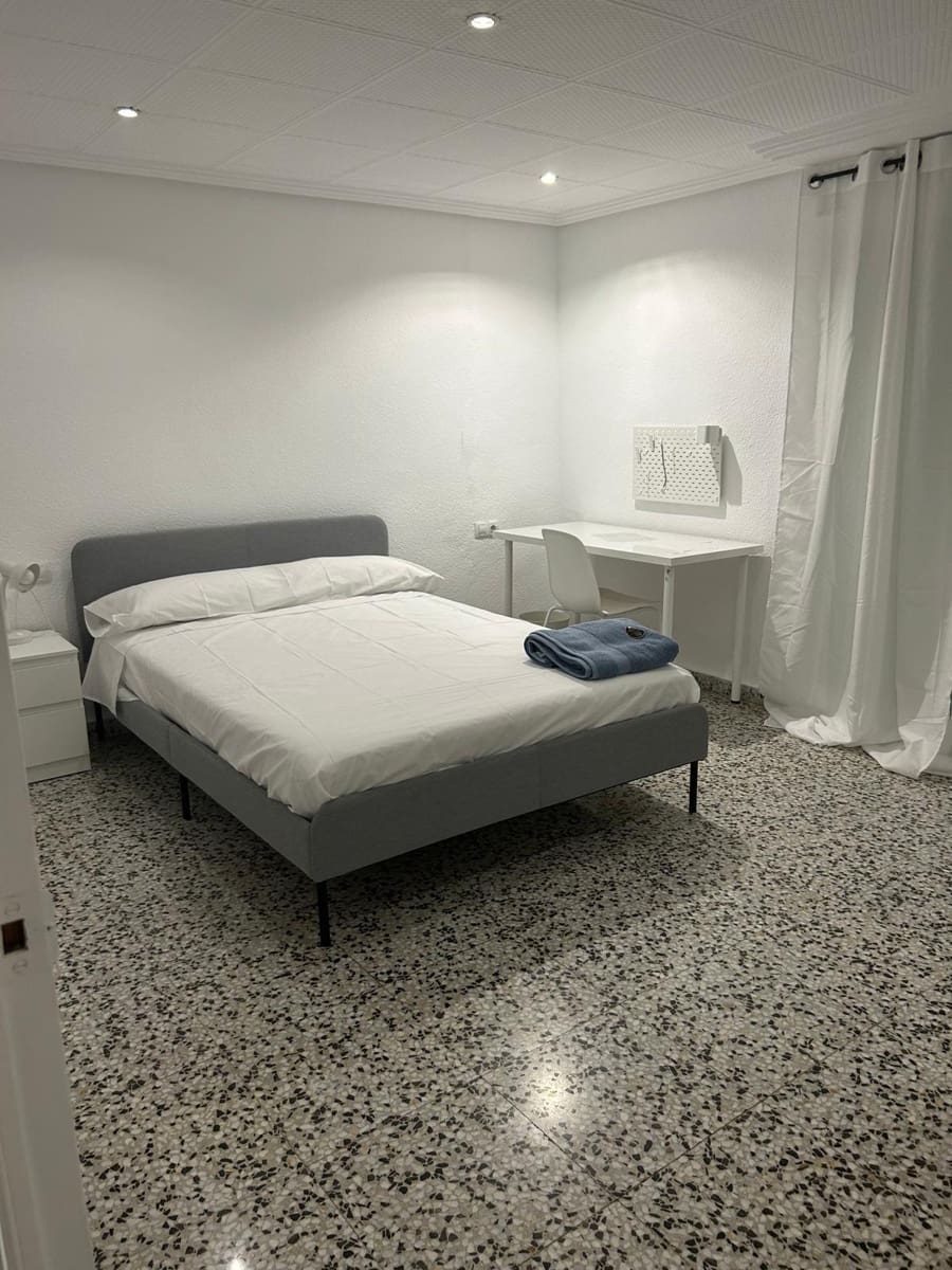 4 slaapkamer Appartement te huur in Elche / Elx - € 385 (Ref: 9778304)