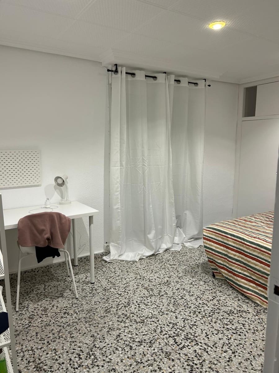 4 slaapkamer Appartement te huur in Elche / Elx - € 385 (Ref: 9778304)