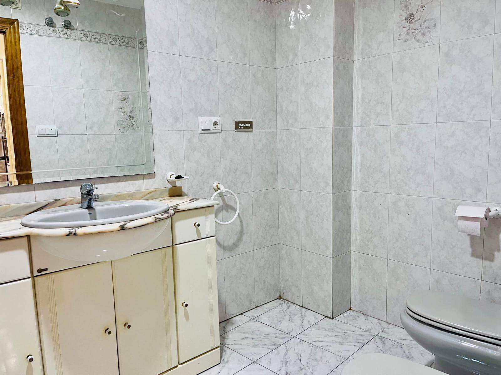 3 quarto Apartamento para arrendar em Elche / Elx - 900 € (Ref: 9785978)