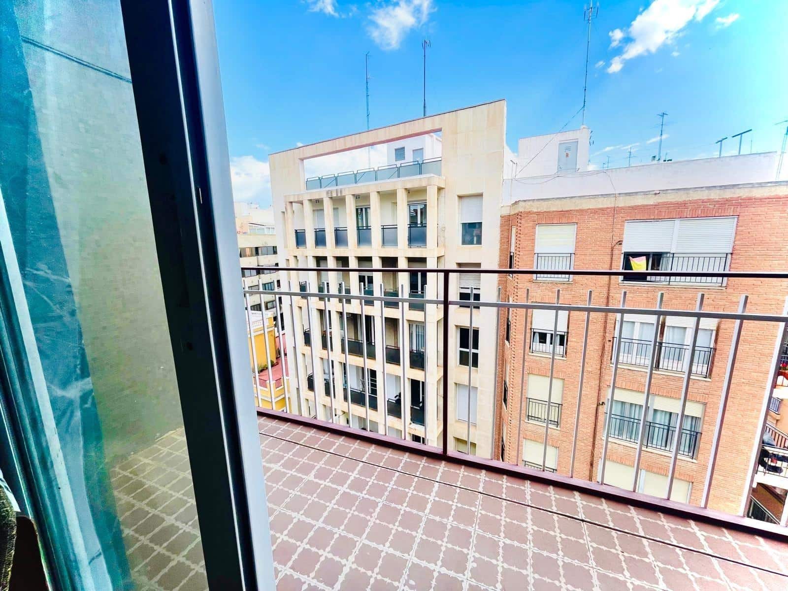 4 Zimmer Apartment zu vermieten in Elche / Elx - 300 € (Ref: 9839465)