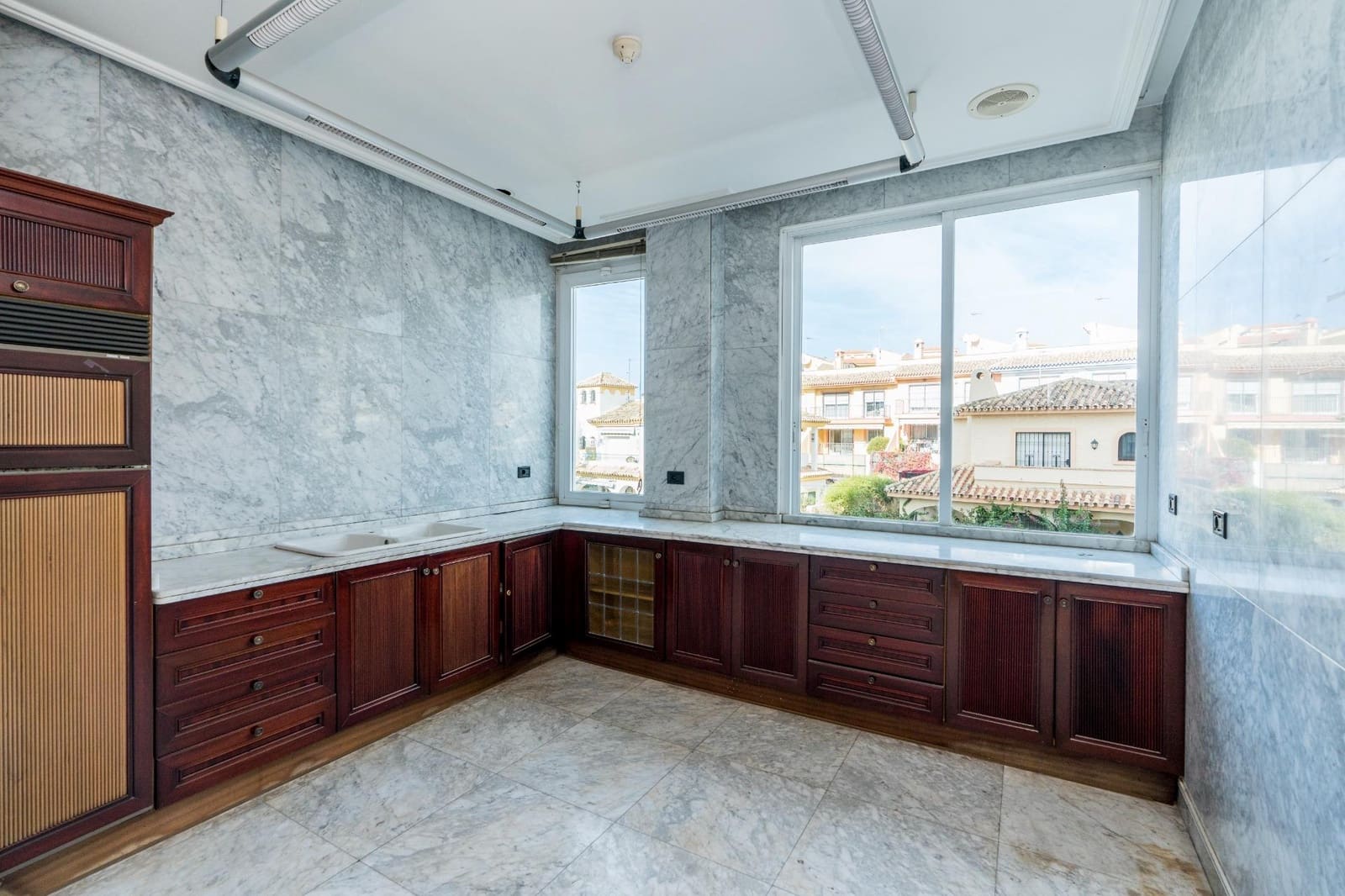 Commercial for sale in Fuengirola - € 940,000 (Ref: 9338881)