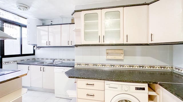 4 soveværelse Lejlighed til salg i La Luz, Málaga by med swimmingpool - € 450.000 (Ref: 9338888)