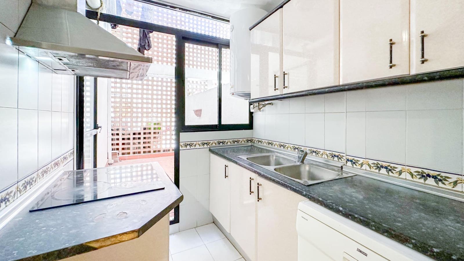 4 soveværelse Lejlighed til salg i Malaga by med swimmingpool - € 450.000 (Ref: 9338888)