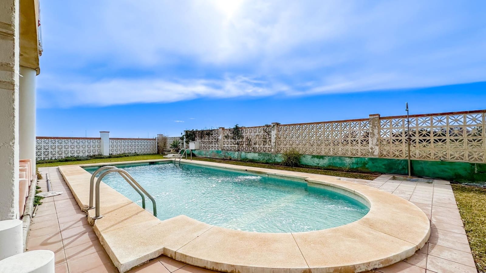 1 bedroom Flat for rent in Churriana with pool garage - € 1,800 (Ref: 9338895)