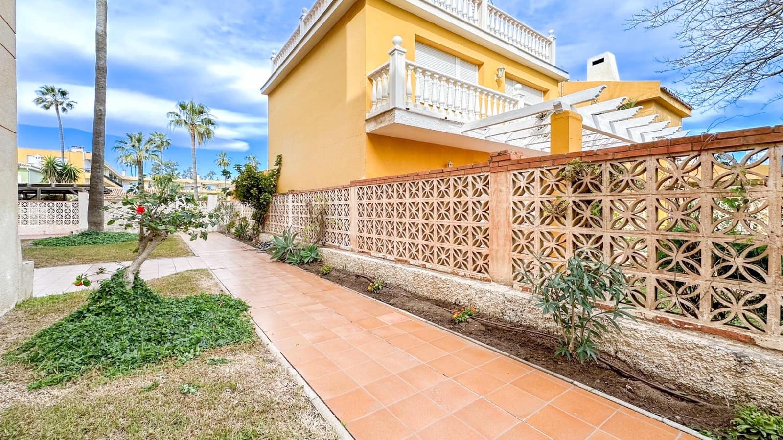 1 bedroom Flat for rent in Churriana with pool garage - € 1,800 (Ref: 9338895)