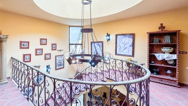 6 makuuhuone Huvila myytävänä paikassa Jaén kaupunki mukana uima-altaan 
autotalli - 359 900 € (Ref: 9338896)