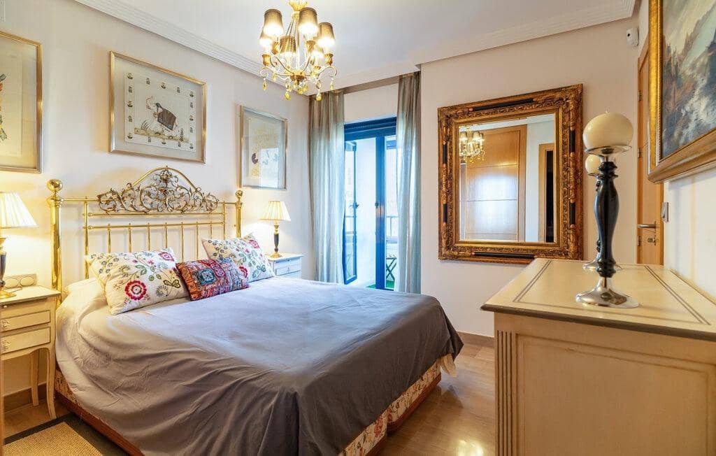 2 soverom Leilighet til leie i Malaga by med garasje - € 1 800 (Ref: 9338901)