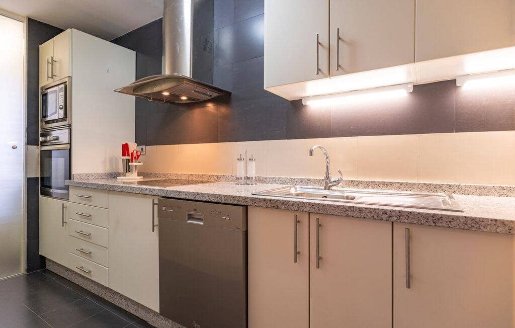 2 soverom Leilighet til leie i Malaga by med garasje - € 1 800 (Ref: 9338901)