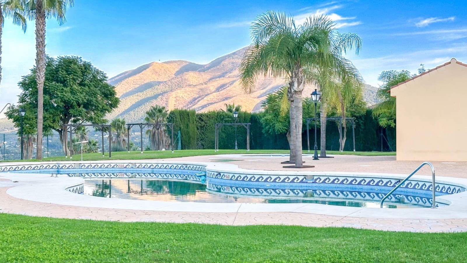 3 sypialnia Dom szeregowy na sprzedaż w Coin z basenem garażem - 320 000 € (Ref: 9338970)