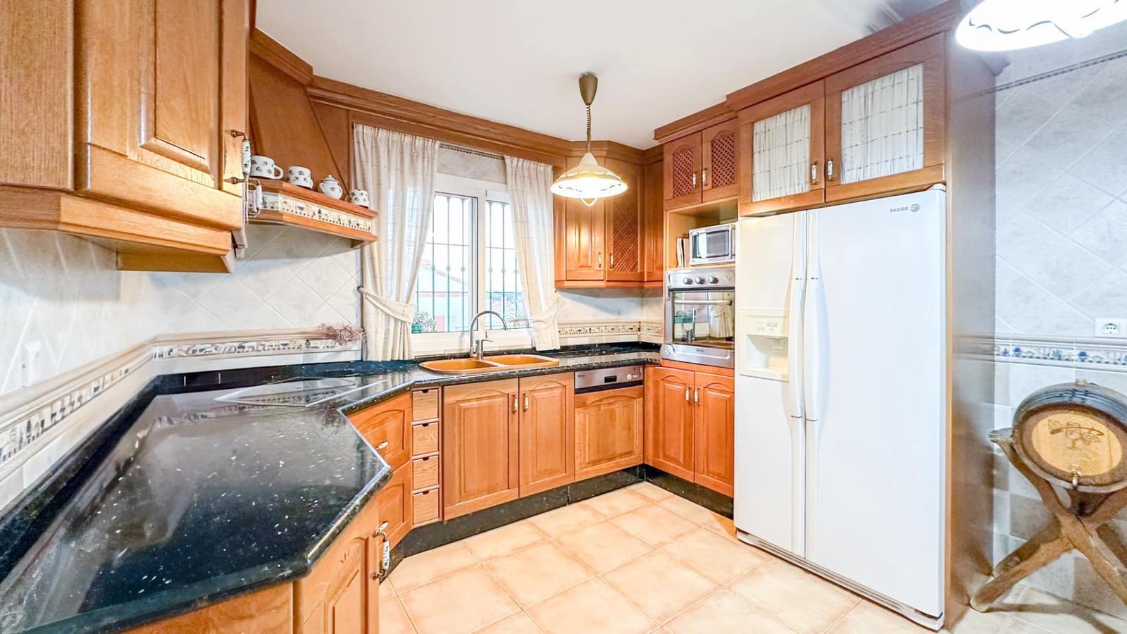 3 sypialnia Dom szeregowy na sprzedaż w Coin z basenem garażem - 320 000 € (Ref: 9338970)