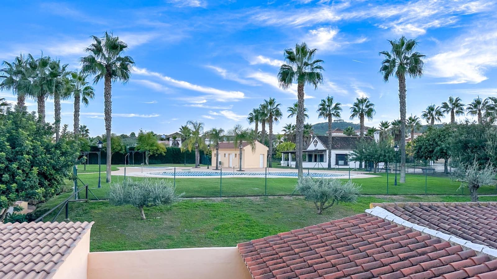 3 sypialnia Dom szeregowy na sprzedaż w Coin z basenem garażem - 320 000 € (Ref: 9338970)