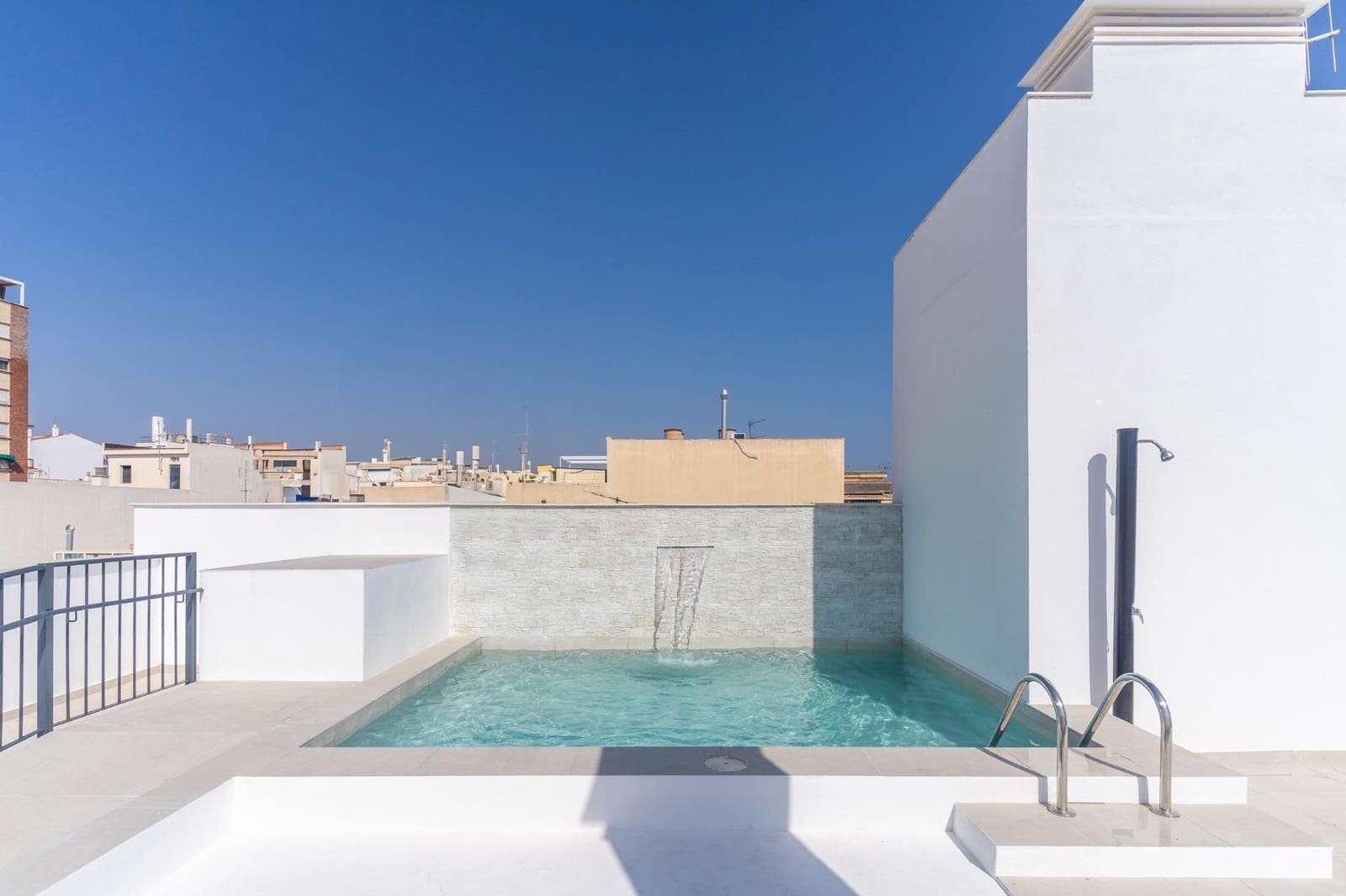 2 soverom Leilighet til salgs i Malaga by med svømmebasseng garasje - € 359 000 (Ref: 9338988)