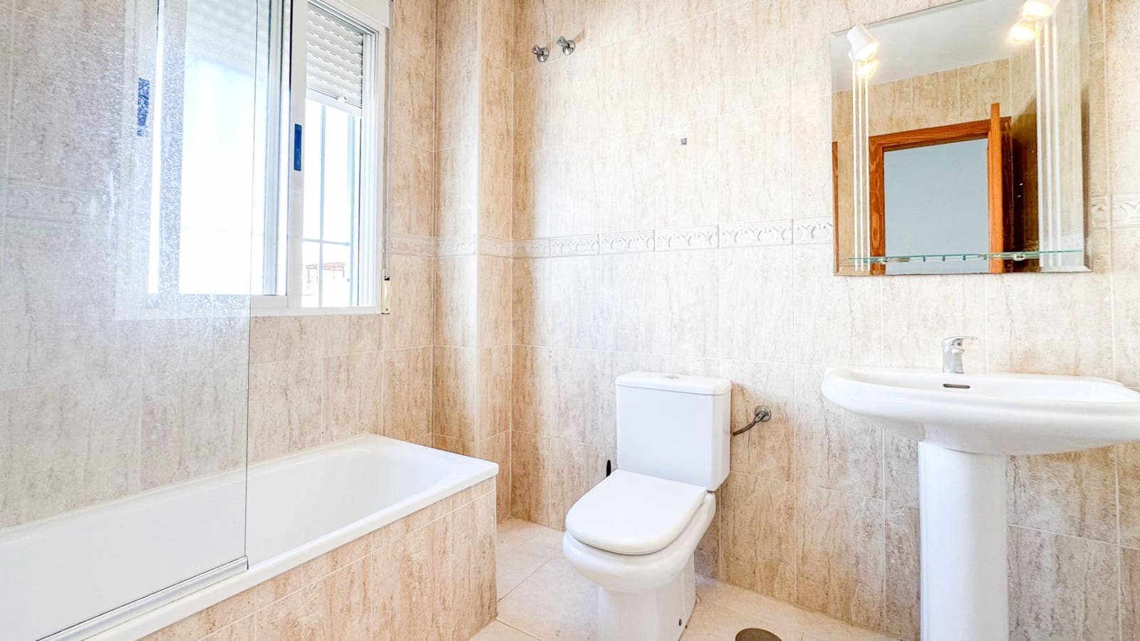 3 makuuhuone Rivitalo vuokrattavana paikassa Almayate mukana uima-altaan 
autotalli - 1 800 € (Ref: 9353567)