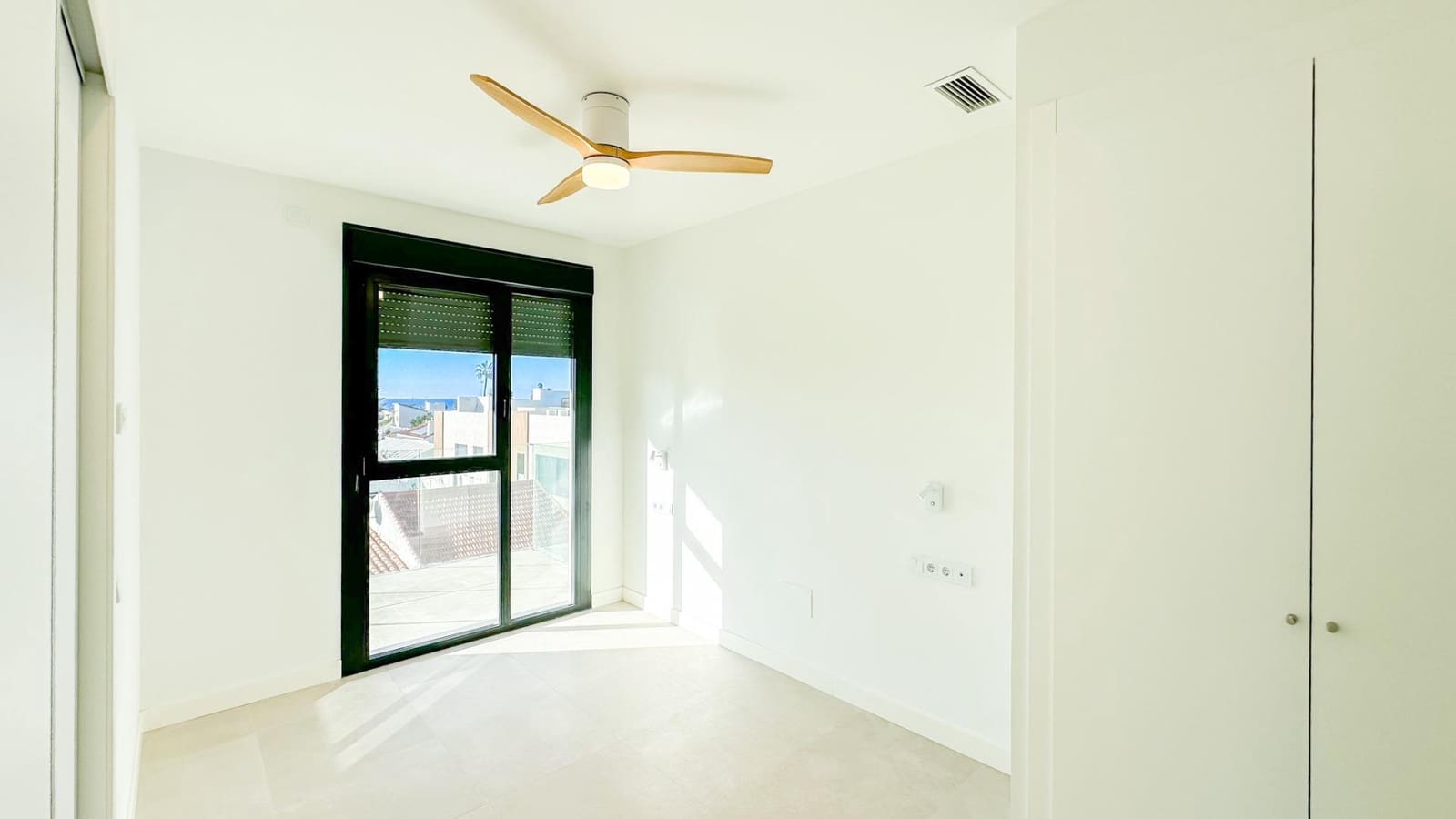 2 soverom Leilighet til leie i Malaga by med svømmebasseng garasje - € 2 200 (Ref: 9353568)