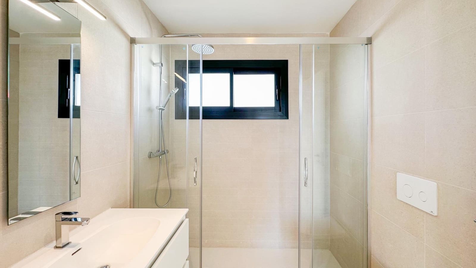 2 soverom Leilighet til leie i Malaga by med svømmebasseng garasje - € 2 200 (Ref: 9353568)